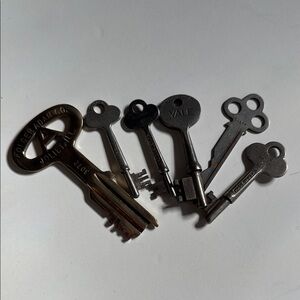 Set of 6 Vintage Keys